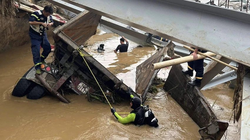 Vụ sập cầu Phong Châu Tiếp cận xe đầu kéo mắc kẹt dưới sông.jpg