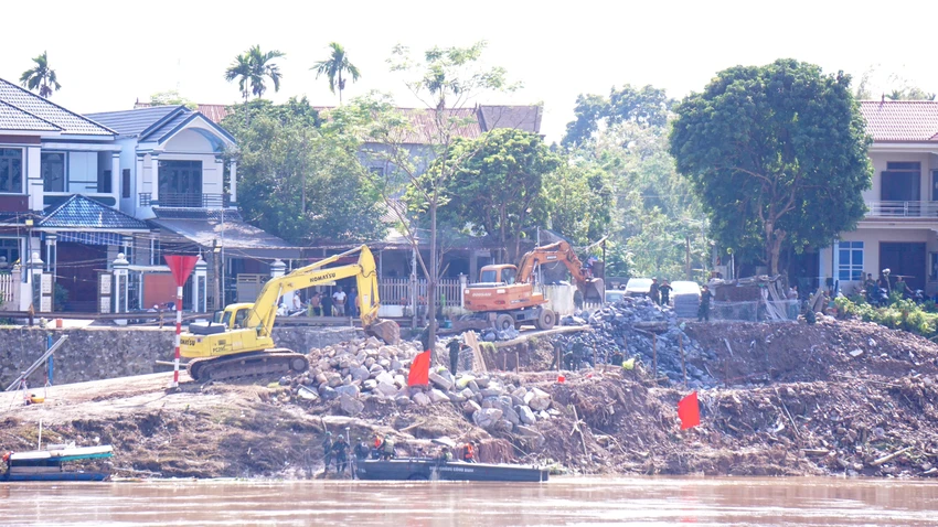 Tin mới vụ sập cầu Phong Châu: Thả phao khảo sát, thăm dò dòng chảy-2