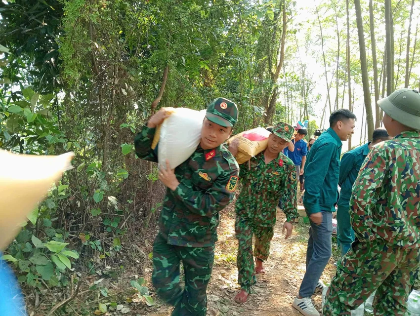 Đào đường công vụ tiếp tế lương thực cho 7.000 người bị cô lập do sạt lở.JPG