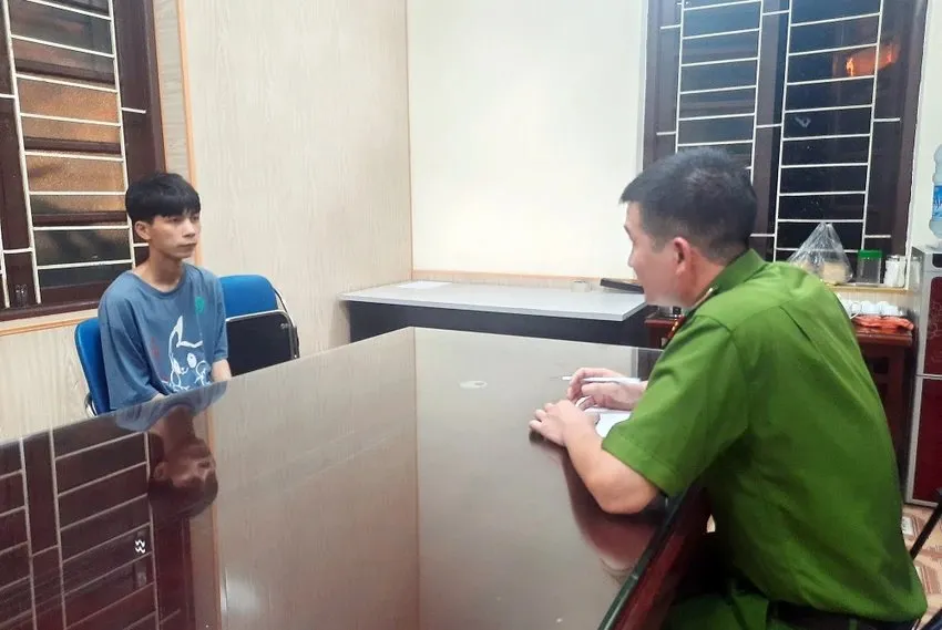 Trần Văn Đức tại cơ quan công an sau khi giết đồng nghiệp. Ảnh: CACC Trần Văn Đức tại cơ quan công an sau khi giết đồng nghiệp. Ảnh: CACC