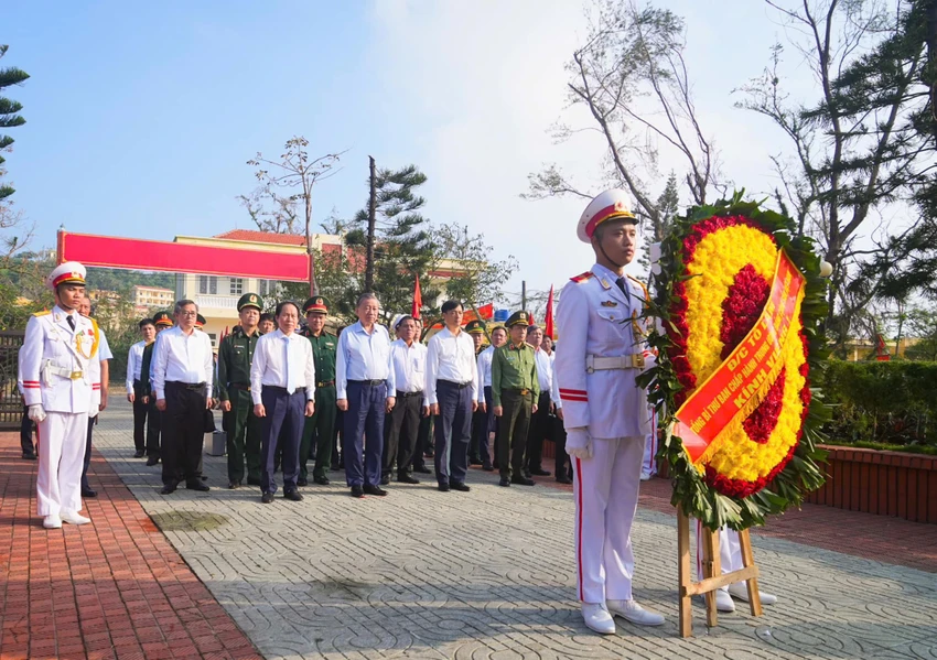 tong-bi-thu-to-lam-dua-bach-long-vi-tro-thanh-phao-dai-bao-ve-vung-bien-vung-troi-to-quoc-tren-vinh-bac-bo-2.jpg