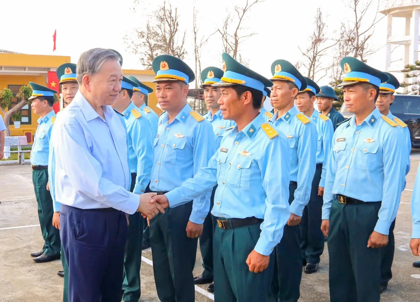 tong-bi-thu-to-lam-dua-bach-long-vi-tro-thanh-phao-dai-bao-ve-vung-bien-vung-troi-to-quoc-tren-vinh-bac-bo-3.jpg