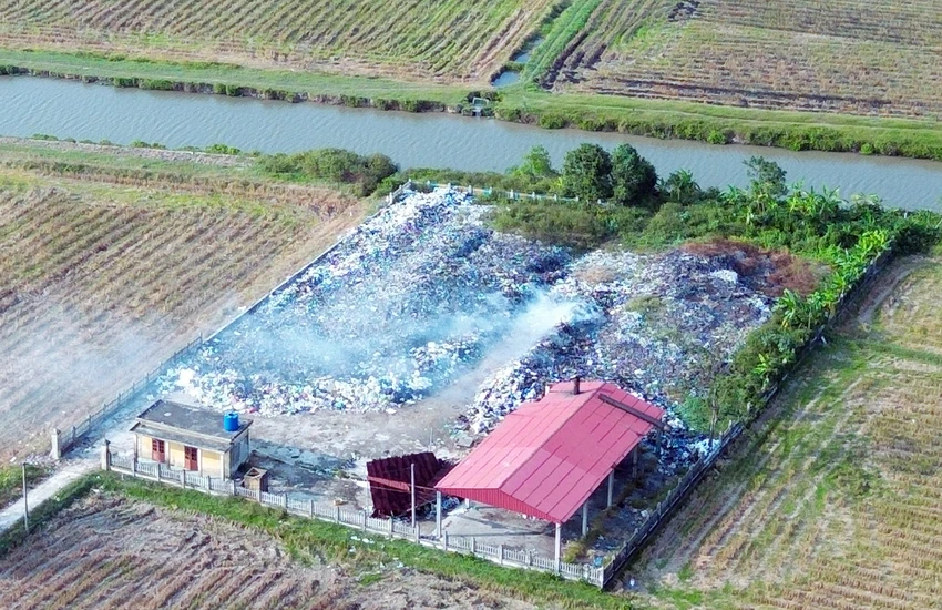 Trong thời điểm ghi nhận, bãi rác đang cháy âm ỉ, khói bốc cao hàng chục mét. Nhiều rác thải bị đốt đã cháy đen. Ảnh: NGỌC SƠN thai-binh-nguoi-dan-buc-xuc-vi-tinh-trang-dot-rac-dem-phai-dong-chat-cua-ngan-khoi-1.jpg