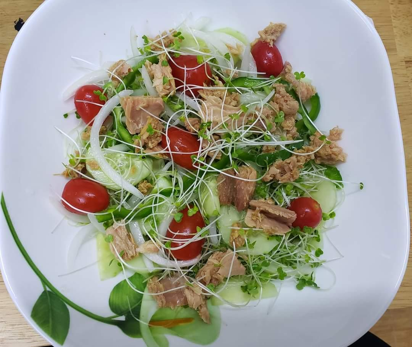 Salad là món ăn bổ sung chất xơ, protein vừa giúp giảm cân hiệu quả. ẢNH: HẠ QUYÊN