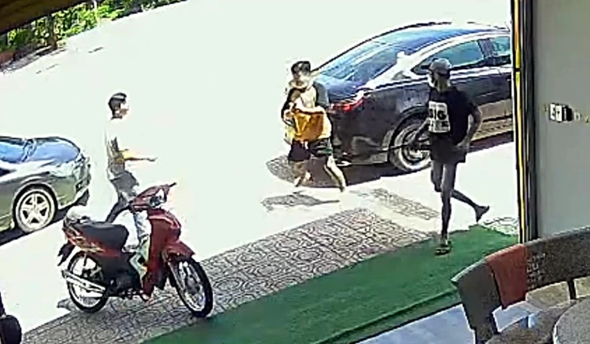 Camera ghi lại cảnh thanh niên áo vàng nổ súng vào tiệm cầm đồ. hung khí