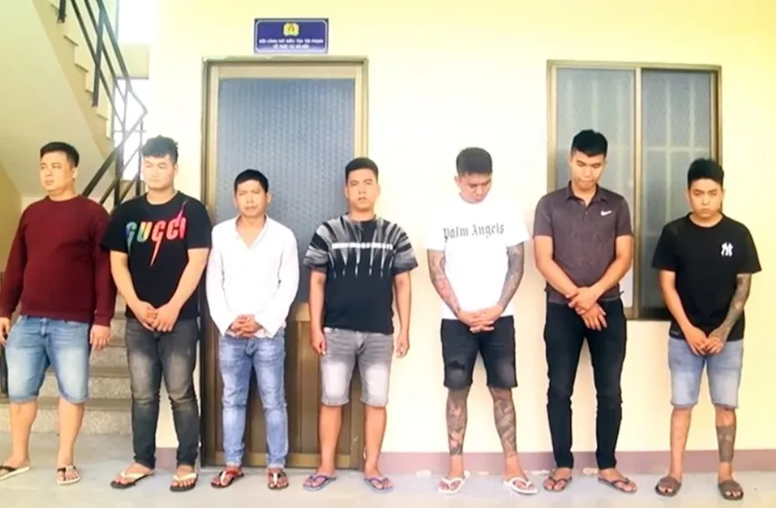 Bảy trong tổng số 19 đối tượng của hai nhóm bị bắt giữ. hung-khi (2).jpg