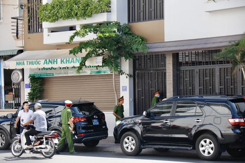 Cơ quan điều tra khám xét nhà riêng bị can Xà Dương Thắng, nguyên giám đốc Sở Xây dựng Bình Thuận. Bình Thuận