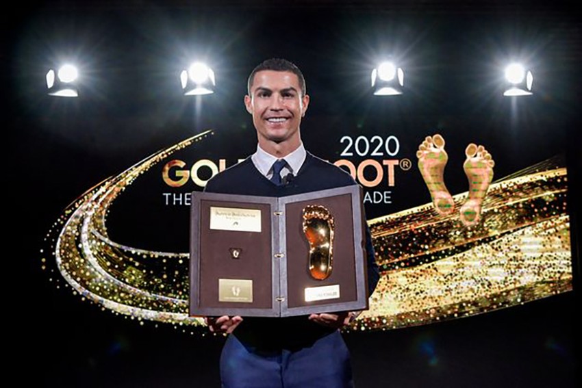 Ronaldo nhận giải thưởng Bàn chân vàng năm 2020. ẢNH: DAILY STAR