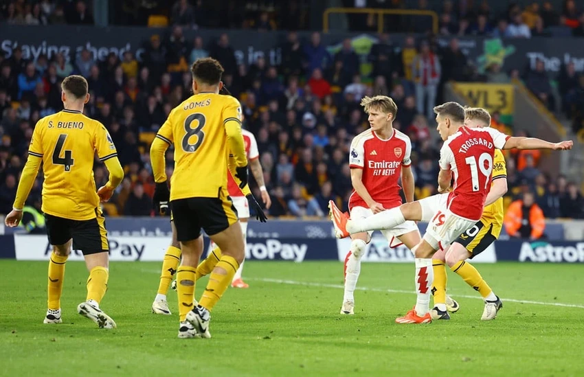 Arsenal trở lại đỉnh Premier League