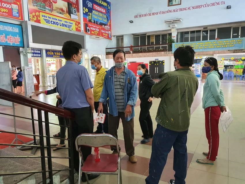 Tại ga Sài Gòn, vẫn có nhân viên hướng dẫn người dân nhưng vẫn vắng bóng hành khách. 1