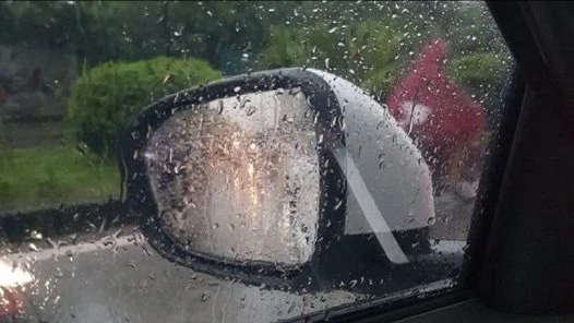 Những mẹo xử lý gương chiếu hậu ô tô cho dễ nhìn khi trời mưa