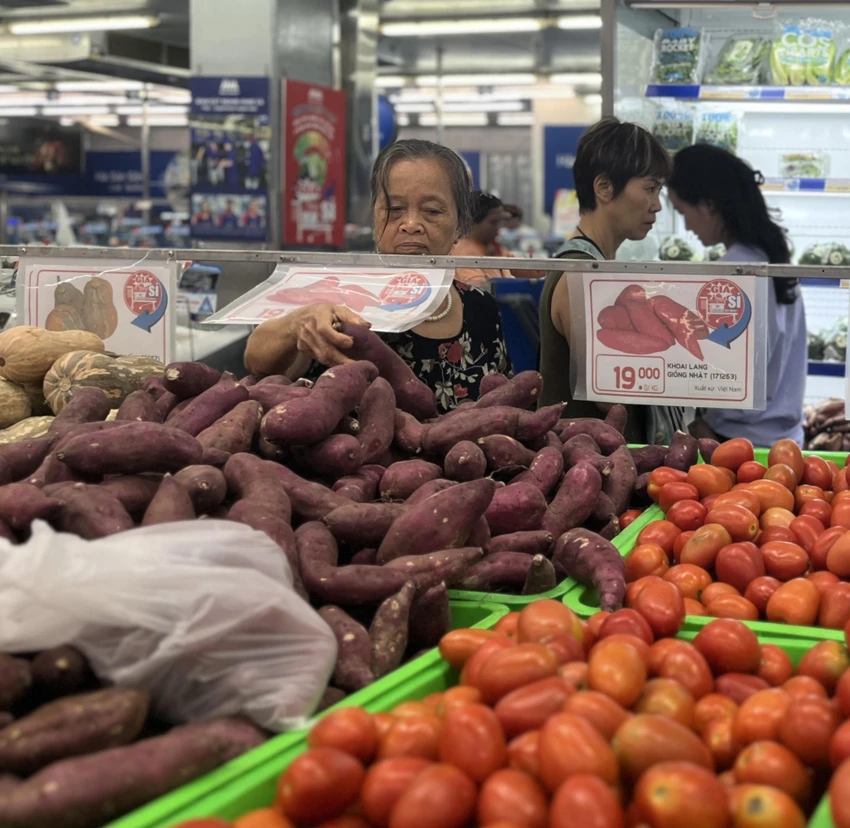 Người tiêu dùng mua khoai lang Nhật tại siêu thị ngày 10-4. Ảnh: TÚ UYÊN