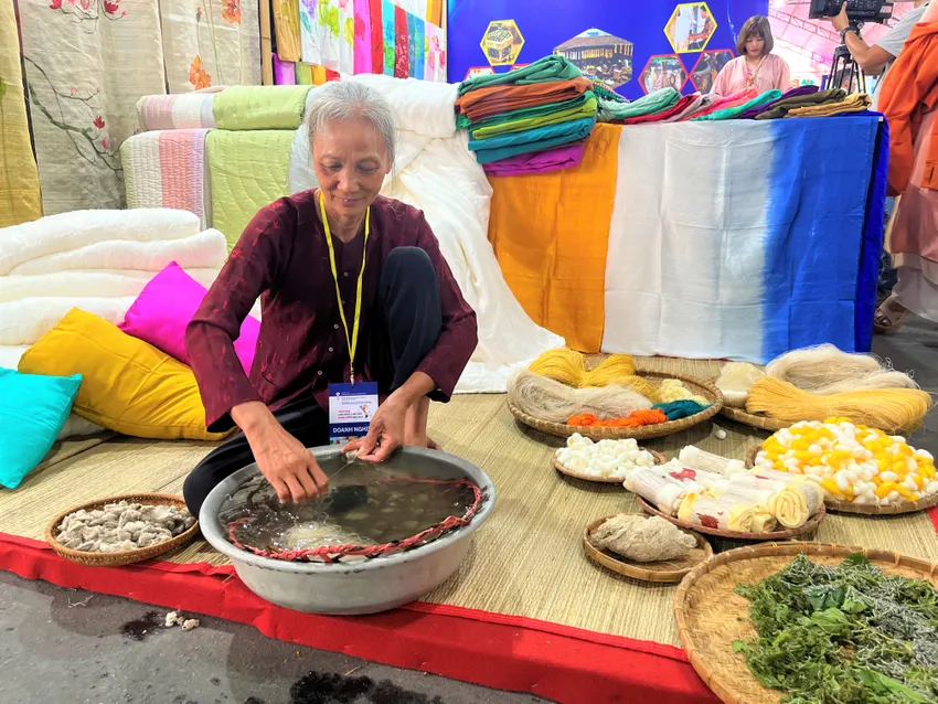 Khách tham quan cùng nghệ nhân làng nghề truyền thống tạo nên sản phẩm thủ công đặc sản vùng miền