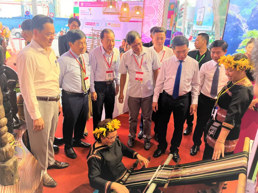 Nghệ nhân làng nghề dệt thổ cẩm tỉnh Gia Lai đang thực hiện dệt vải đặc sản vùng miền