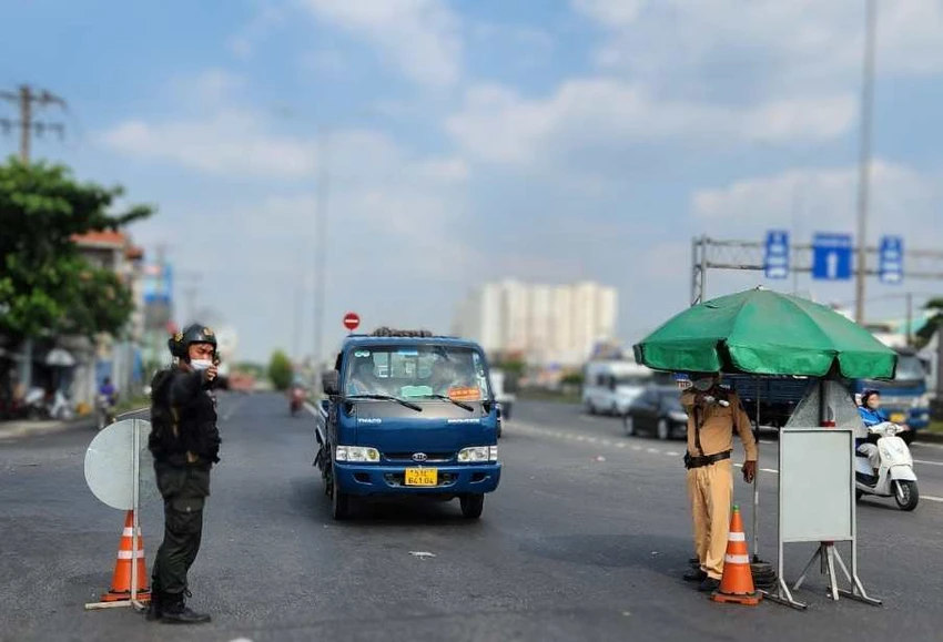 CSGT lập chốt, dừng nhiều phương tiện các loại để kiểm tra giấy tờ các loại, nồng độ cồn. Ảnh: TS.