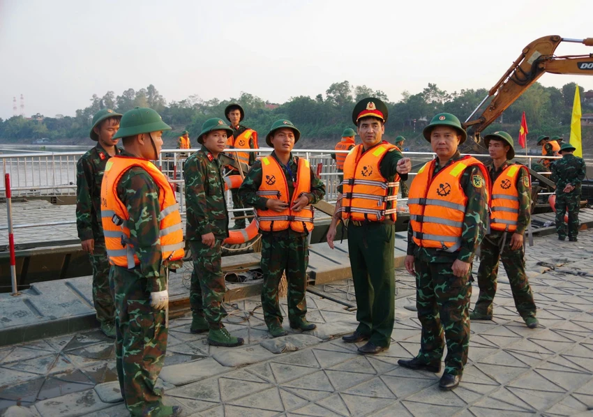 Đại tá Nguyễn Hồng Giang, Phó Tư lệnh, kiêm Tham Mưu trưởng Binh chủng Công binh (thứ 2, phải qua) trực tiếp chỉ đạo lắp đặt lại cầu phao Phong Châu.