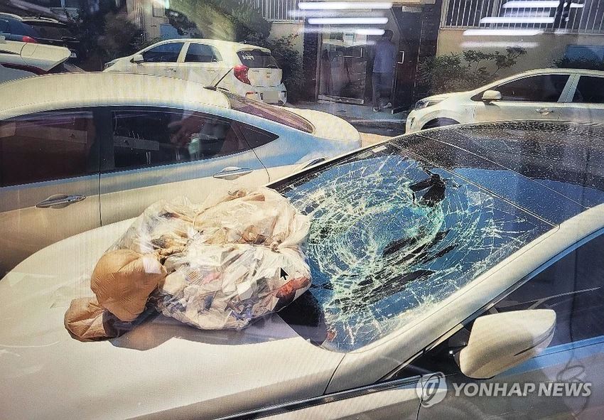 Kính một ô tô ở tỉnh Nambu (Hàn Quốc) bị vỡ do khinh khí cầu chở rác bay sang từ Triều Tiên ngày 2-6. Ảnh: YONHAP