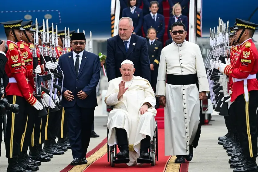 Giáo hoàng Francis đến sân bay Soekarno–Hatta, thủ đô Jakarta (Indonesia) ngày 3-9. Ảnh: AFP Giáo hoàng Francis-2.jpg