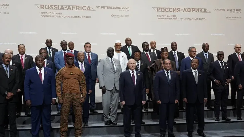 Tổng thống Nga Vladimir Putin và các lãnh đạo châu Phi trong phiên bế mạc Hội nghị thượng đỉnh Nga - châu Phi ở TP St. Petersburg (Nga) ngày 28-7-2023. Ảnh: RT my-nga-trung-quoc-va-mieng-banh-chau-phi (1).jpg