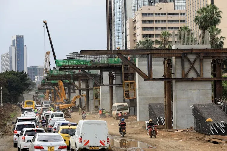 Một tuyến đường cao tốc do Trung Quốc tài trợ đang thi công ở thủ đô Nairobi (Kenya). Ảnh: EPA châu lục đen - my-nga-trung-quoc-va-mieng-banh-chau-phi (2).jpg