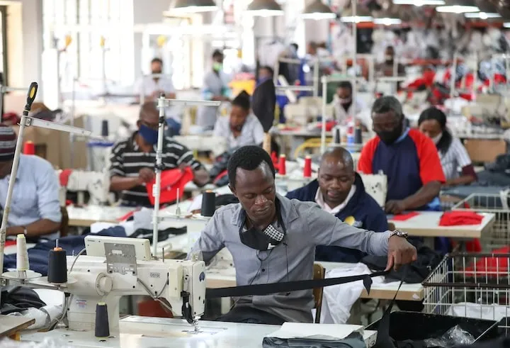 Mọi người làm việc tại một công ty thiết kế thời trang ở TP Johannesburg (Nam Phi) Ảnh: REUTERS Mỹ, Nga, Trung Quốc và ‘miếng bánh châu Phi’