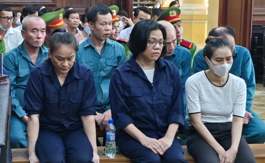 Các bị cáo trong vụ mua bán trái phép hóa đơn tại phiên tòa. Ảnh: SONG MAI mua bán trái phép hóa đơn.jpg