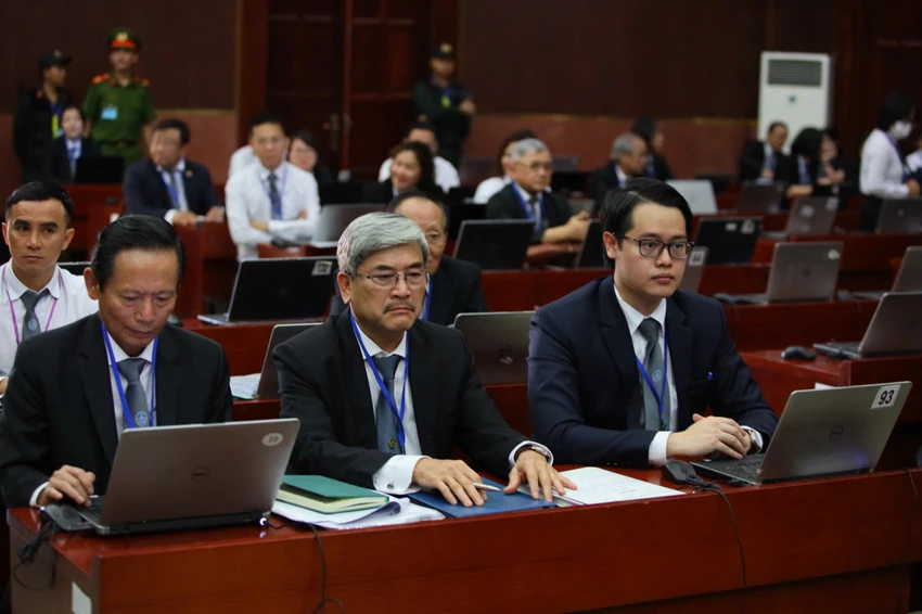 Các luật sư bào chữa trong phiên phúc thẩm giai đoạn 1 của vụ Vạn Thịnh Phát. Ảnh: NGUYỆT NHI