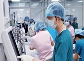 Nhìn lại hành trình tách rời cặp song sinh Trúc Nhi - Diệu Nhi ảnh 20 Hai bé Trúc Nhi - Diệu Nhi đã tỉnh sau ca phẫu thuật tách dính