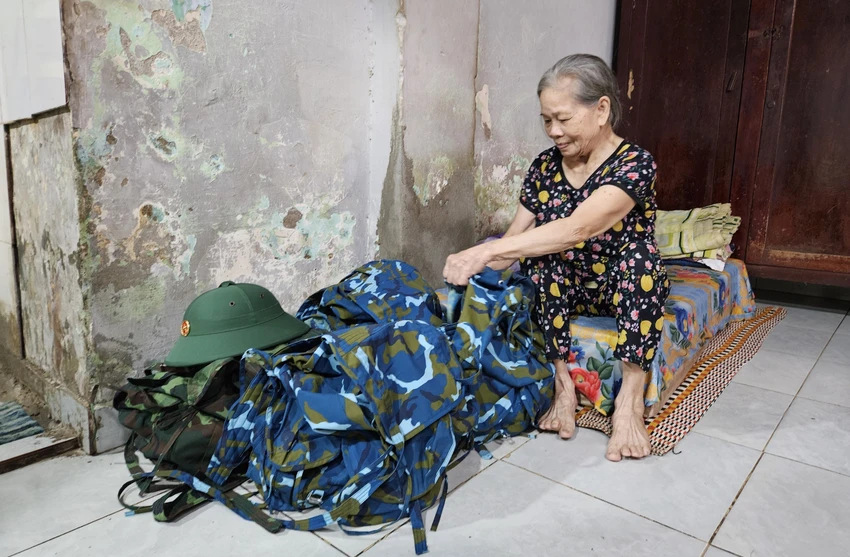 Bà Nguyễn Thị Thí sửa soạn hành trang cho bốn cháu trai. Ảnh: TẤN VIỆT nghia-vu-quan-su-da-nang-1.jpg