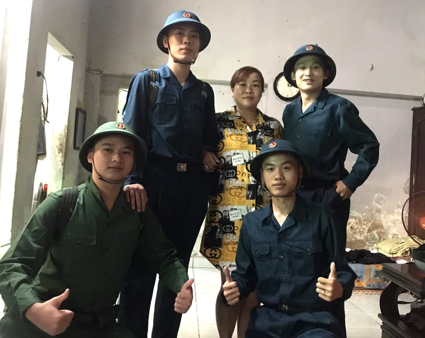 Ba anh em ruột Nhơn - Nhân - Phúc cùng người anh họ (đồ xanh lá) sẵn sàng lên đường nhập ngũ. Ảnh: NVCC nghĩa vụ quân sự đà nẵng