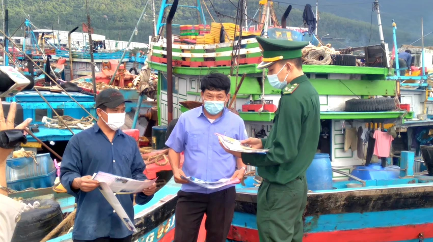 Bộ đội Biên phòng Đà Nẵng tuyên truyền chống khai thác IUU cho ngư dân. Ảnh: TẤN VIỆT khai-thac-iuu-an-le-hinh-su-hoa-1.jpg