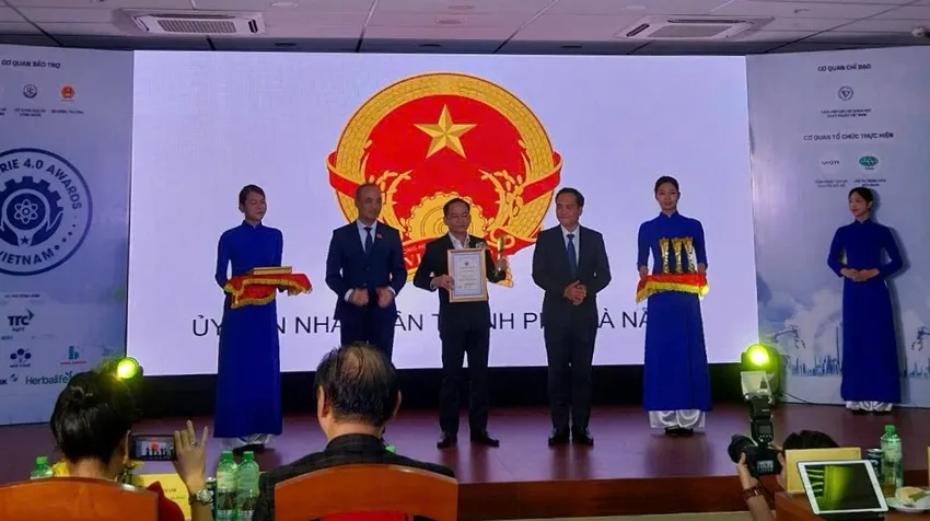 Giám đốc Sở KH&CN Đà Nẵng Lê Đức Viên thay mặt UBND TP nhận giải thưởng. Ảnh: PV cách mạng công nghiệp 4.0 chuyển đổi số đà nẵng