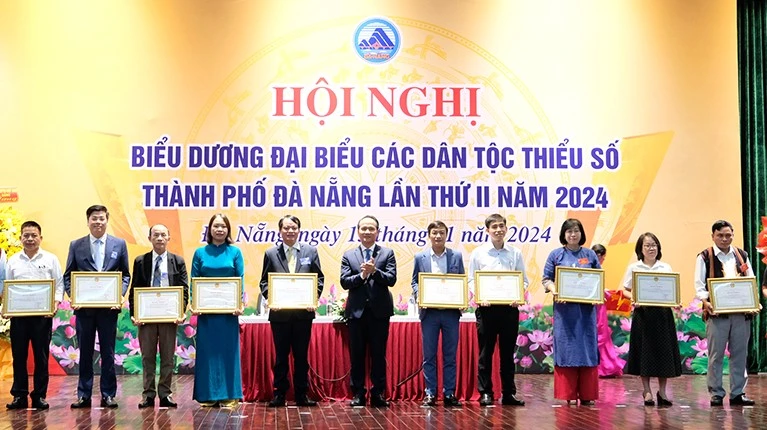 Phó Bí thư Thường trực Thành ủy Đà Nẵng Nguyễn Đình Vĩnh khen thưởng các cá nhân, tập thể xuất sắc trong thực hiện công tác dân tộc. Ảnh: TẤN VIỆT dan-toc-thieu-so-da-nang-1.jpg