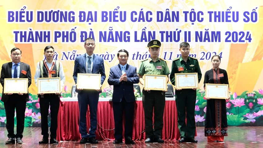 Bộ trưởng, Chủ nhiệm Ủy ban Dân tộc Hầu A Lềnh khen thưởng các tập thể, cá nhân xuất sắc trong thực hiện công tác dân tộc. Ảnh: TẤN VIỆT dân tộc thiểu số đà nẵng hầu a lềnh