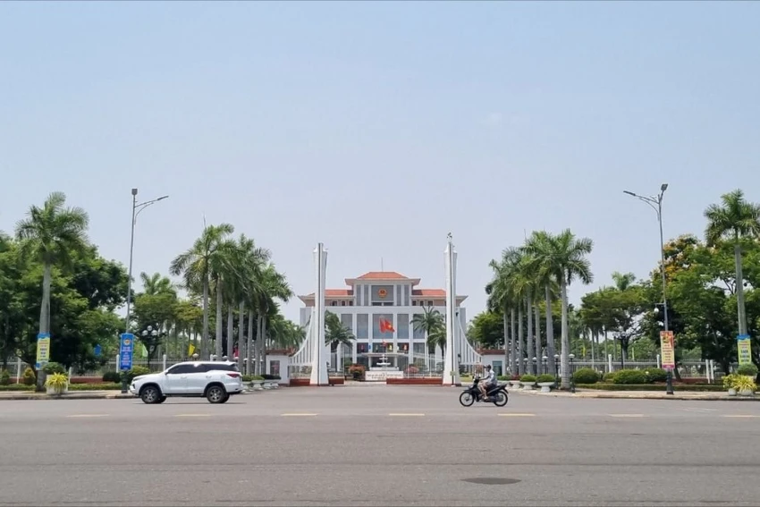 Đề án đề xuất bố trí cho một số cơ quan tiếp tục làm việc tại Tam Kỳ. Trong ảnh là trụ sở UBND tỉnh Quảng Nam tại TP Tam Kỳ. Ảnh: TN sáp nhập đà nẵng