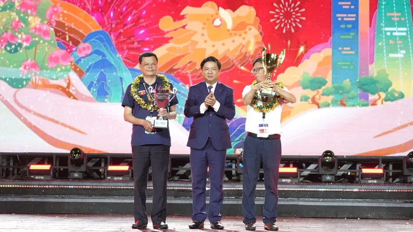 Đại diện đội pháo hoa đến từ Trung Quốc (bên phải) nhận chức vô địch, cùng đại diện đội Á quân - Z121 của Bộ Quốc phòng Việt Nam. Ảnh: TẤN VIỆT chung kết diff 2025