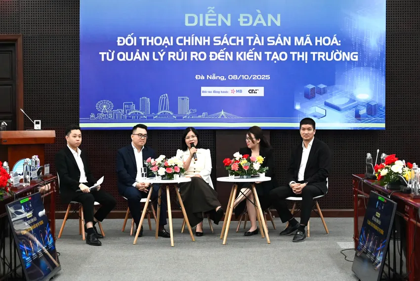 Các đại biểu trao đổi về thị trường tài sản mã hóa tại diễn đàn. Ảnh: TẤN VIỆT thi-truong-tai-san-ma-hoa-1.jpg