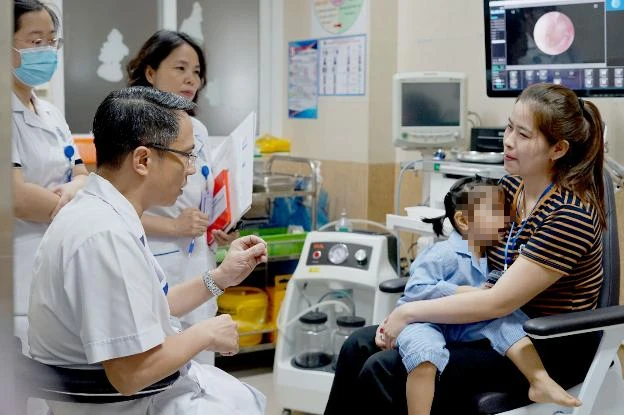 Bác sĩ Lê Anh Tuấn tái khám sau khi phẫu thuật loại bỏ khối u trong hốc mũi cho bệnh nhi. Ảnh: BVCC khoi-u-trong-hoc-mui.png