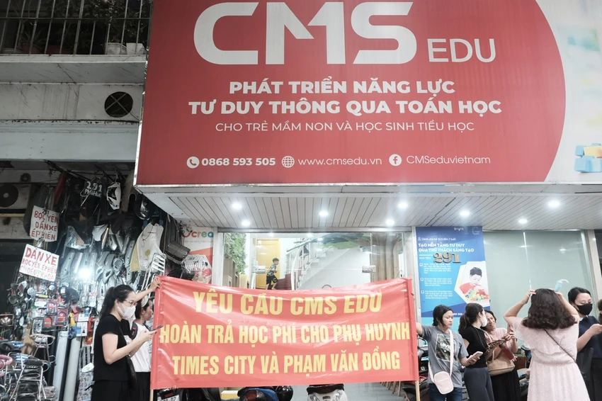 Các phụ huynh kéo đến trung tâm CMS 291 Phố Huế để gặp đại diện đơn vị này. Ảnh: TT trung tâm CMS.jpg