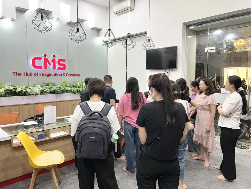 Nhiều gia đình bị ảnh hưởng yêu cầu trung tâm CMS hoàn trả học phí. Ảnh: TT trung tâm CMS - 2.jpg