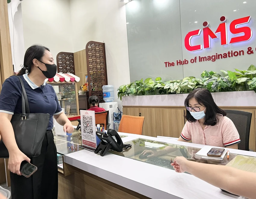 Bà Nguyễn Thị Thúy Ngần, đại diện hệ thống trung tâm CMS trao đổi thông tin với phụ huynh. Ảnh: TT trung tâm CMS -3.jpg