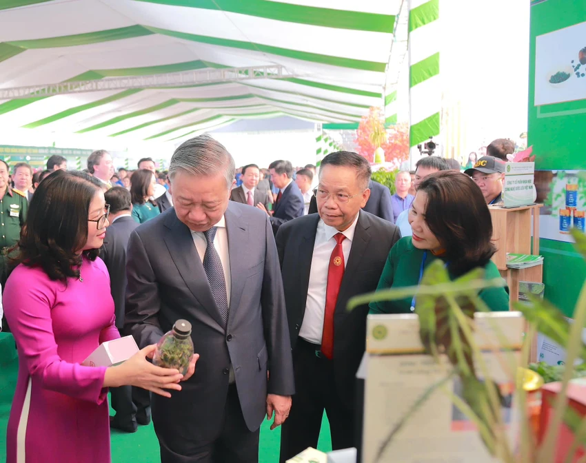 Tổng Bí thư, Chủ tịch nước Tô Lâm tham quan gian hàng khoa học công nghệ của Học viện Nông nghiệp Việt Nam. Ảnh: VNUA tổng bí thư 3.jpg