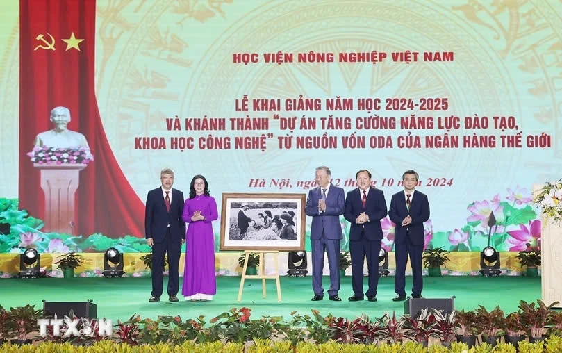 Tổng Bí thư, Chủ tịch nước Tô Lâm tặng bức ảnh Bác Hồ cho Học viện Nông nghiệp Việt Nam. Ảnh: TRÍ DŨNG tổng bí thư.jpg