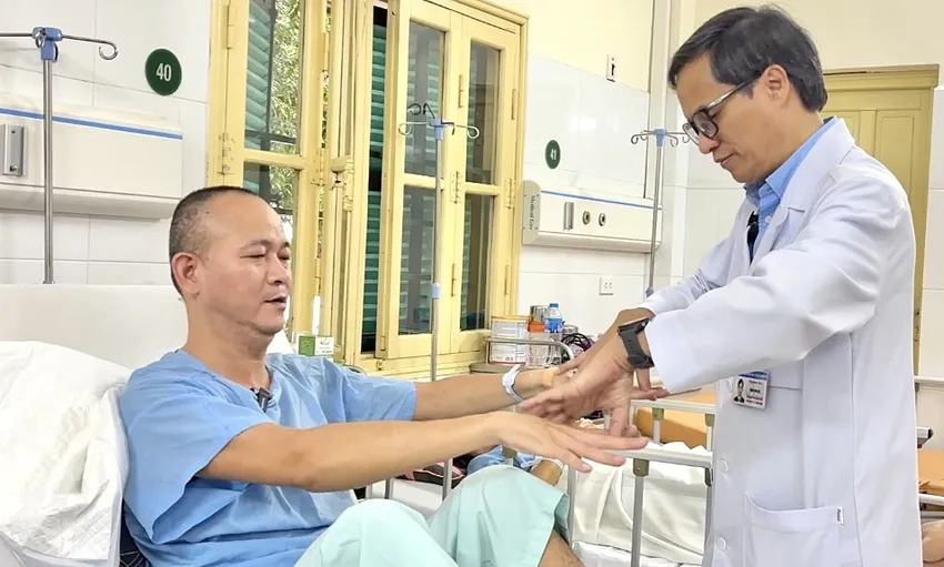 PGS.TS Đồng Văn Hệ kiểm tra chức năng vận động cho bệnh nhân sau phẫu thuật. Ảnh: BVCC u trong tuỷ