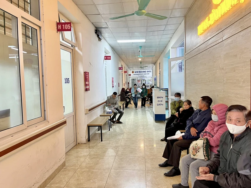 Bệnh nhân xếp hàng chờ đến lượt khám tại Trung tâm Tim mạch, Bệnh viện E (Hà Nội). Ảnh: TT bệnh tim mạch