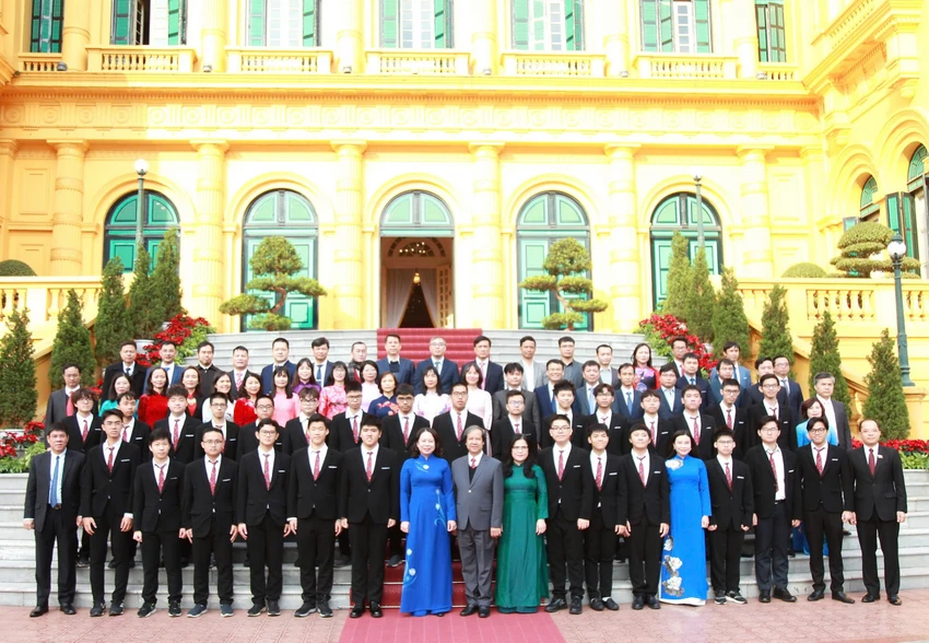 Phó Chủ tịch nước Võ Thị Ánh Xuân, Bộ trưởng Nguyễn Kim Sơn cùng các đại biểu và học sinh tại buổi gặp mặt. Ảnh: MOET Olympic và khoa học kỹ thuật quốc tế