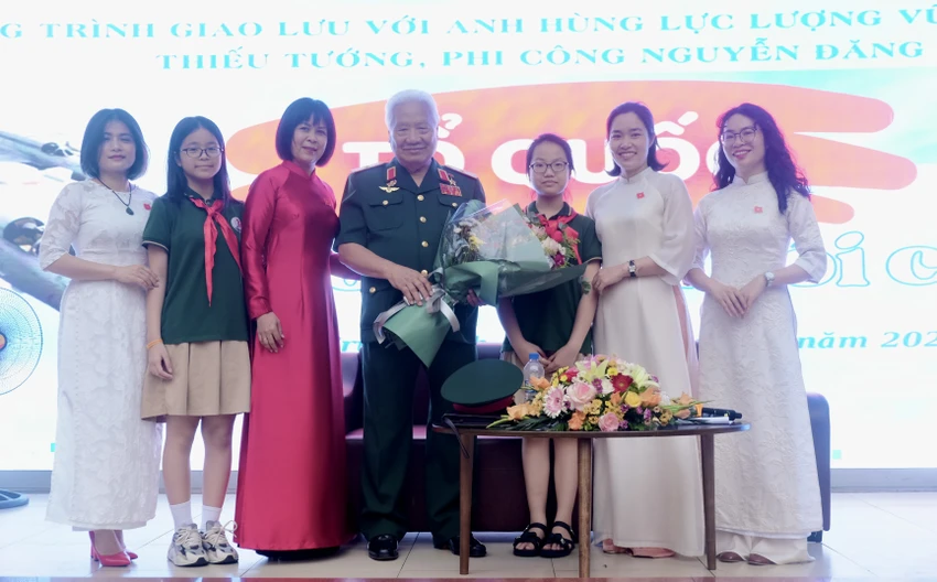 Thiếu tướng Nguyễn Đăng Kính cùng thầy và trò Trường Tiểu học Việt Nam - Cuba. Ảnh: TT Nguyễn Đăng Kính