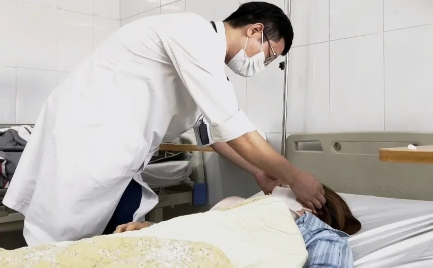 Bệnh nhân nữ 32 tuổi có thói quen nặn mụn bằng tay nhập viện trong tình trạng viêm mô bào nghiêm trọng. Ảnh: BVCC viêm mô bào