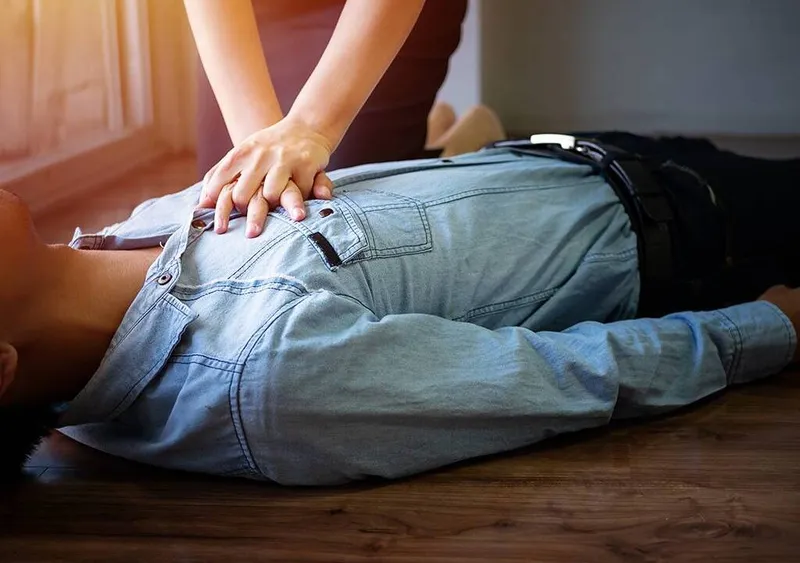 Đột quỵ não và ngừng tim có biểu hiện giống nhau nhưng nguyên nhân lại khác nhau và cách xử trí cũng hoàn toàn khác nhau. (Ảnh minh hoạ) đột quỵ não