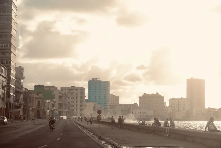Người dân ngắm hoàng hôn tại Malecón (La Habana). Ảnh: TT 244A6563-941B-4AE8-AE86-B2DD5F20C524-4101-00000075473AF091.jpg